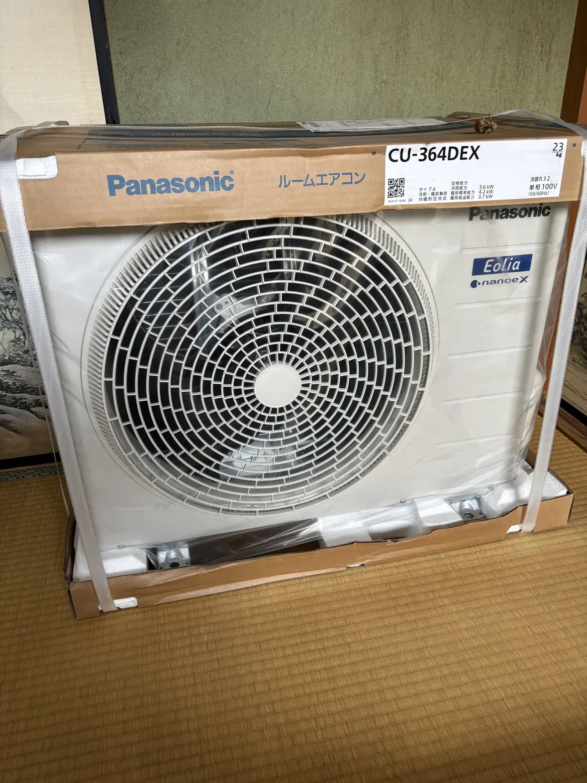 梱包されたまま和室に置いた室外機。工事日まで約1か月保管した